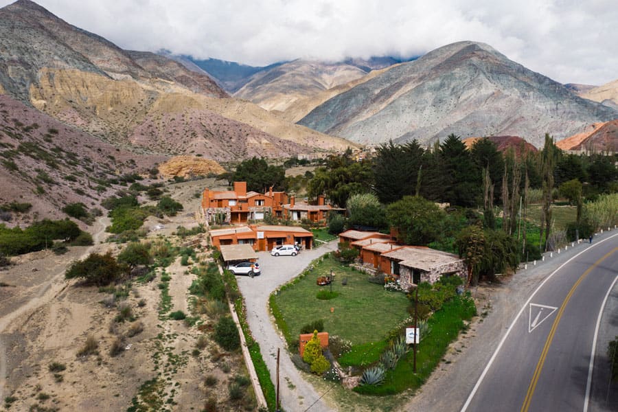 Huaira Huasi en Paraje Chalala, Purmamarca, con los cerros de colores